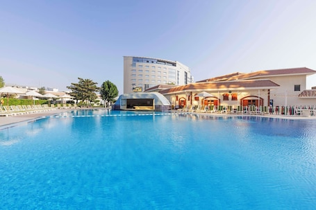 5 bars/lounges, sports bar