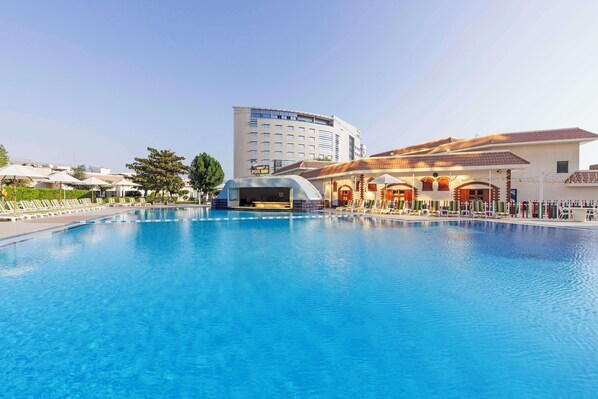 5 bars/lounges, sports bar