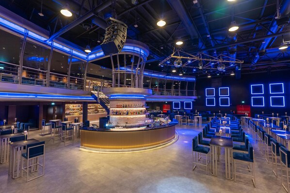 5 bars/lounges, sports bar
