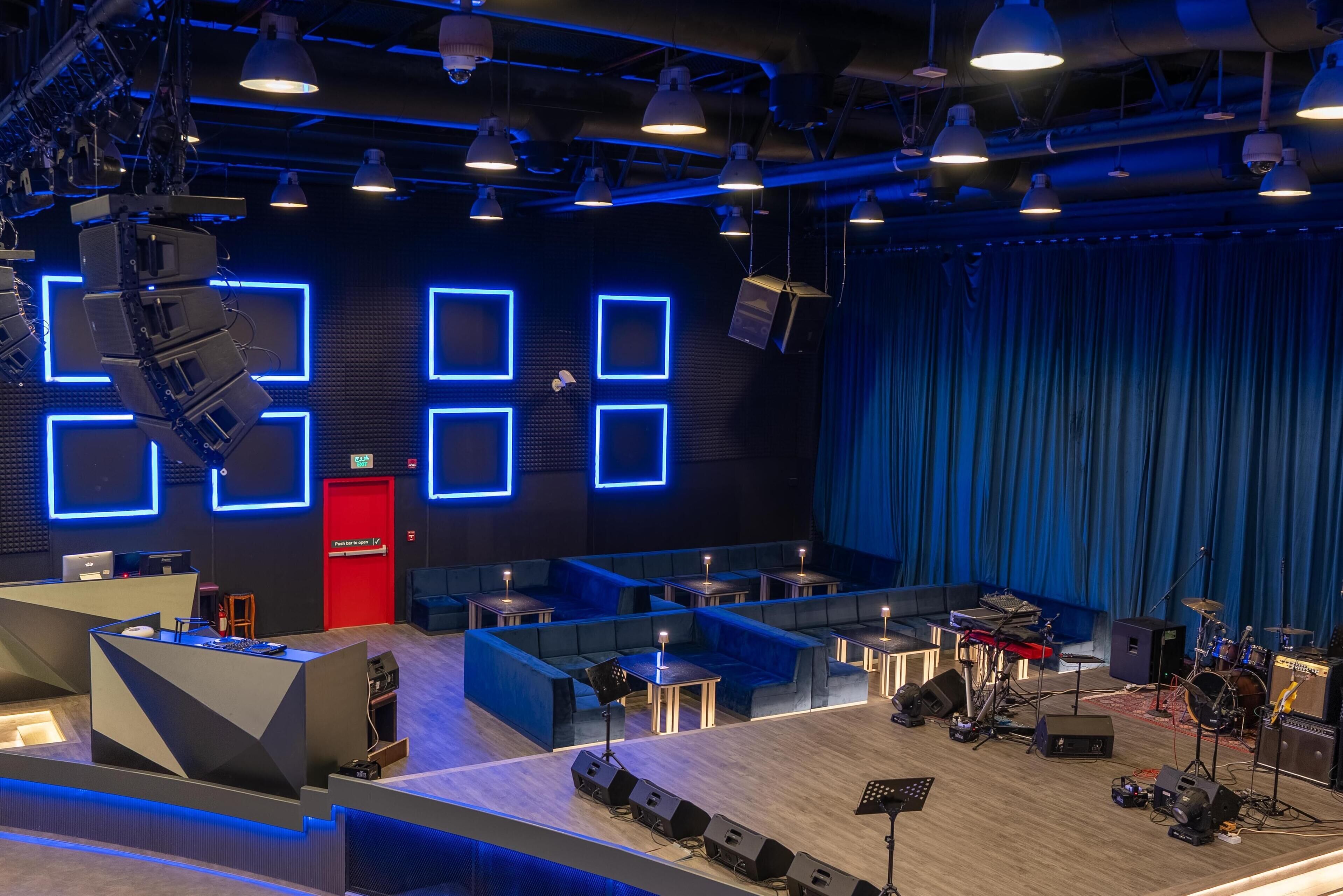 5 bars/lounges, sports bar