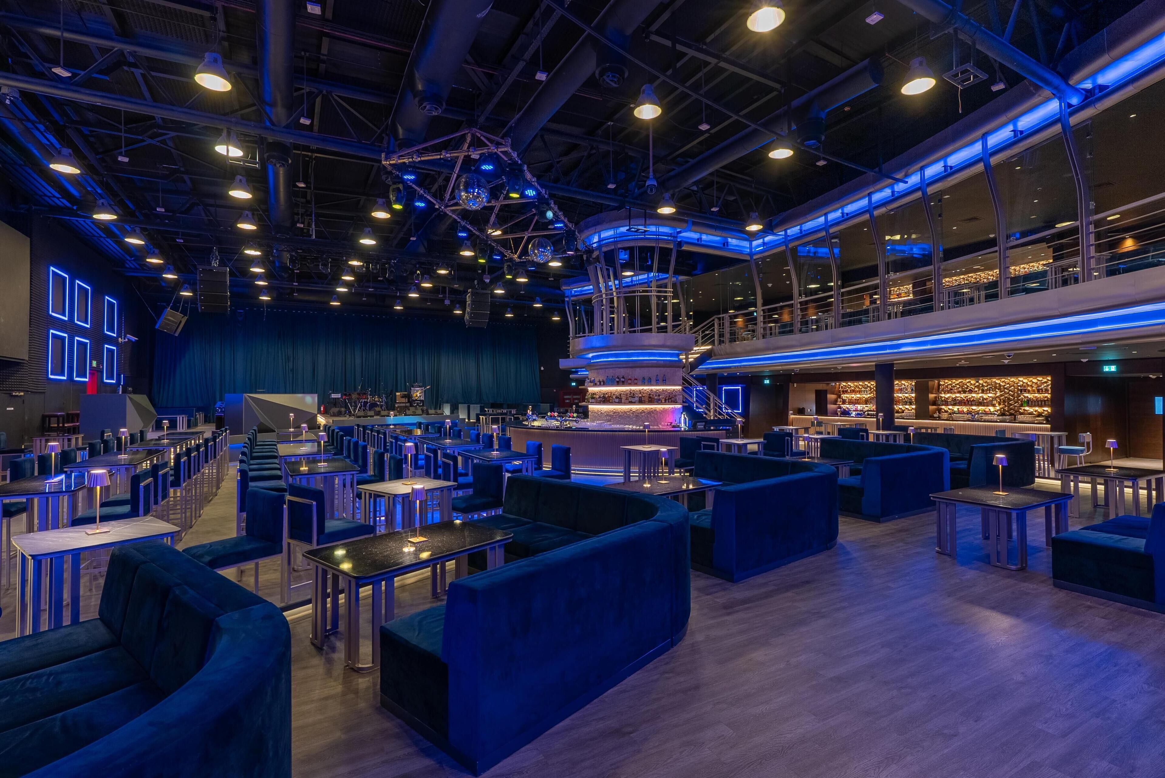 5 bars/lounges, sports bar