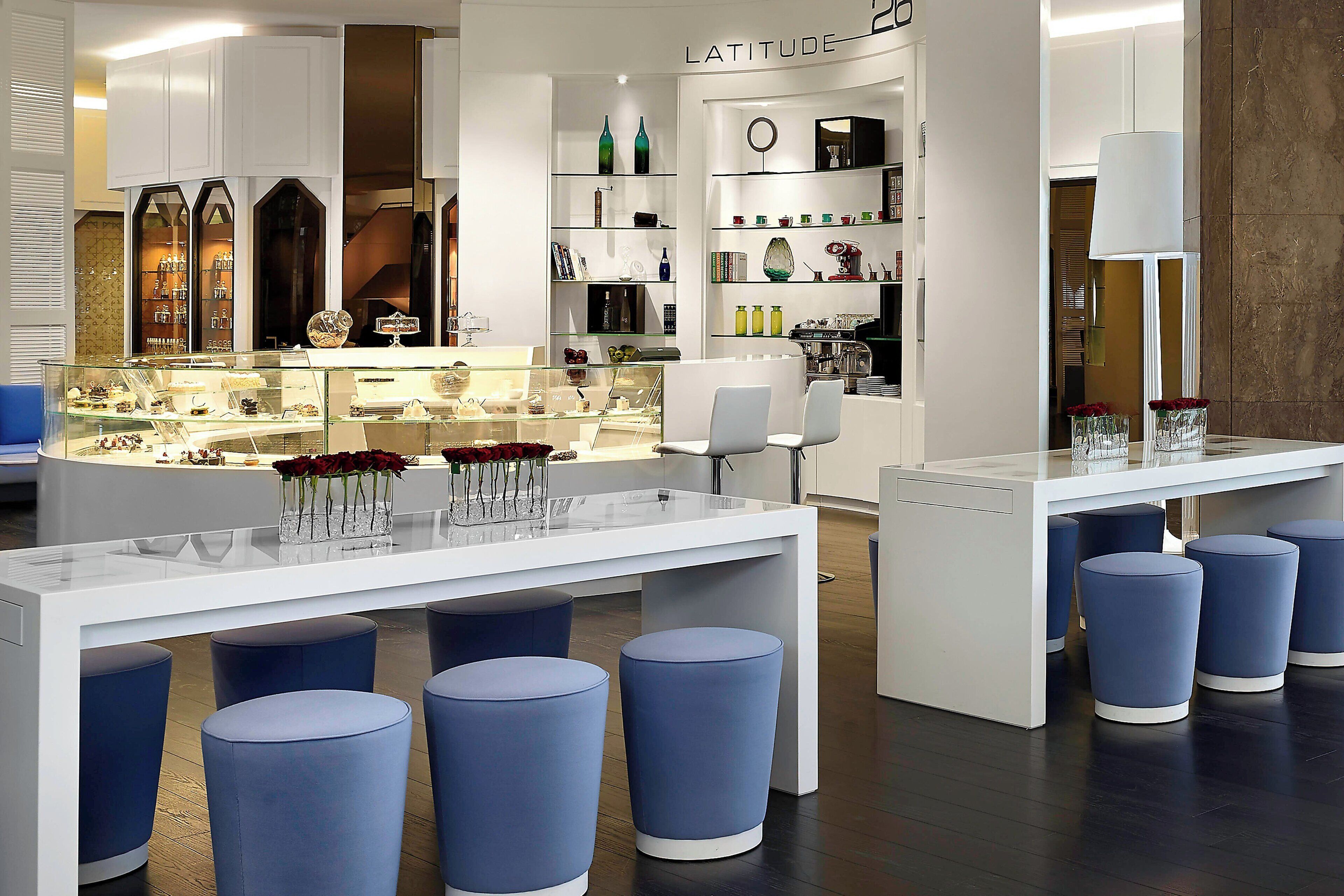 3 restaurants, breakfast, lunch, dinner served; seafood