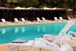 2 piscines extérieures, tentes de plage, chaises longues