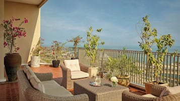 Minibar, pengeskab på værelset, skrivebord