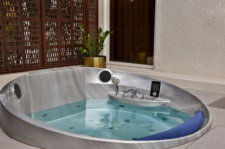 Le Meridien Dubai Hotel Conference Centre - Image 12