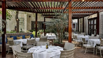 18 restaurantes; se sirven desayunos, comidas, cenas y brunch