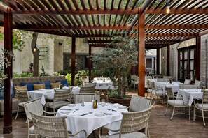 18 restaurants; breakfast, lunch, dinner and brunch served  - Le Meridien Dubai Hotel & Conference Centre (Dubai)