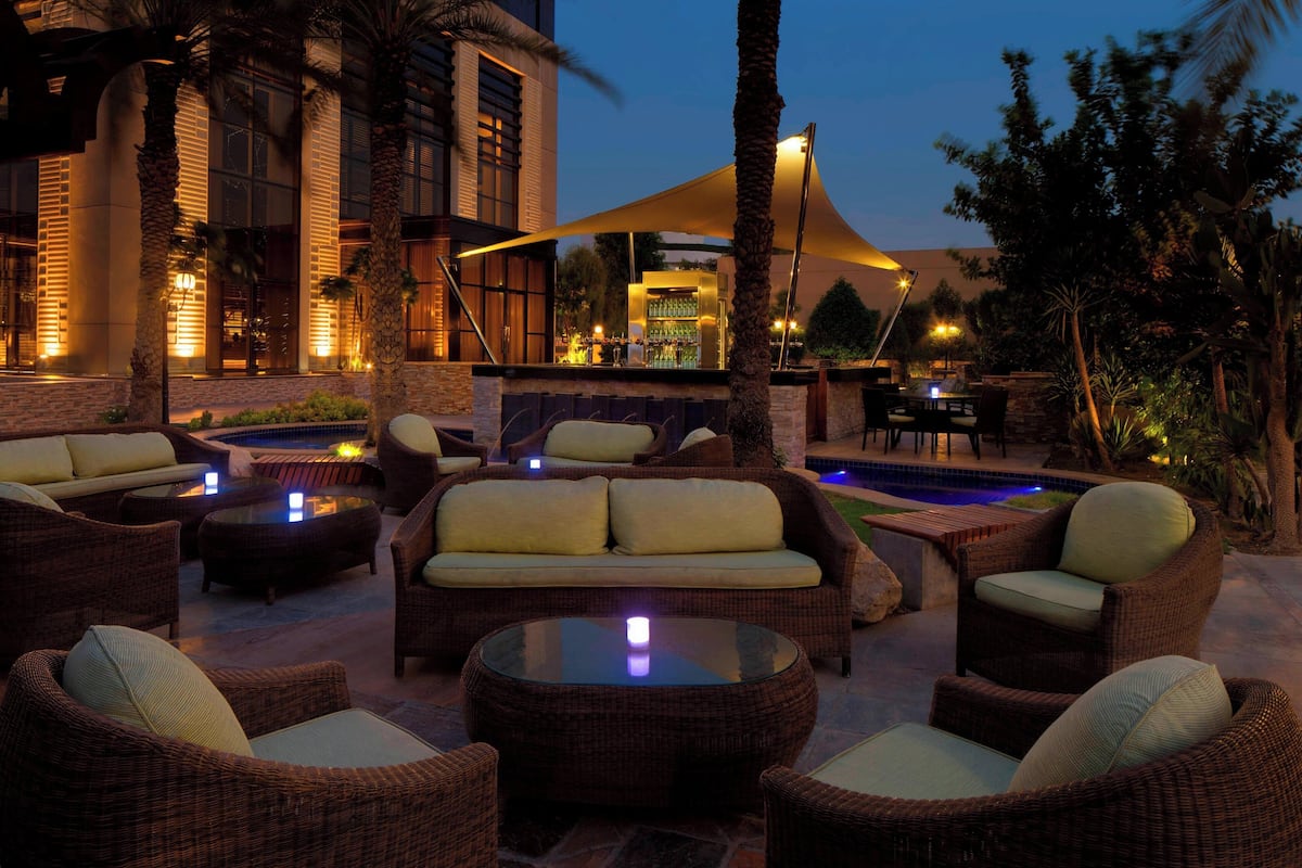 18 restaurants, breakfast, lunch, dinner served; international cuisine