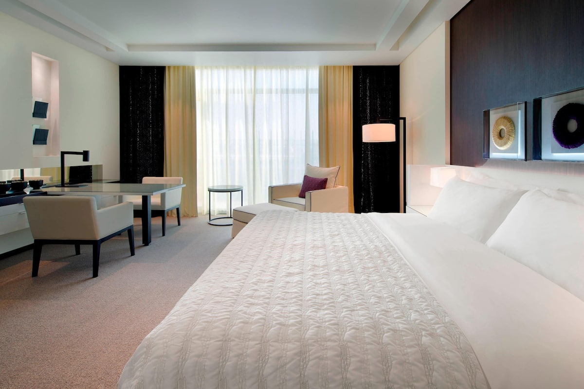 Royal Room, 1 Double Bed, Non Smoking | Hypo-allergenic bedding, down comforters, pillowtop beds, minibar