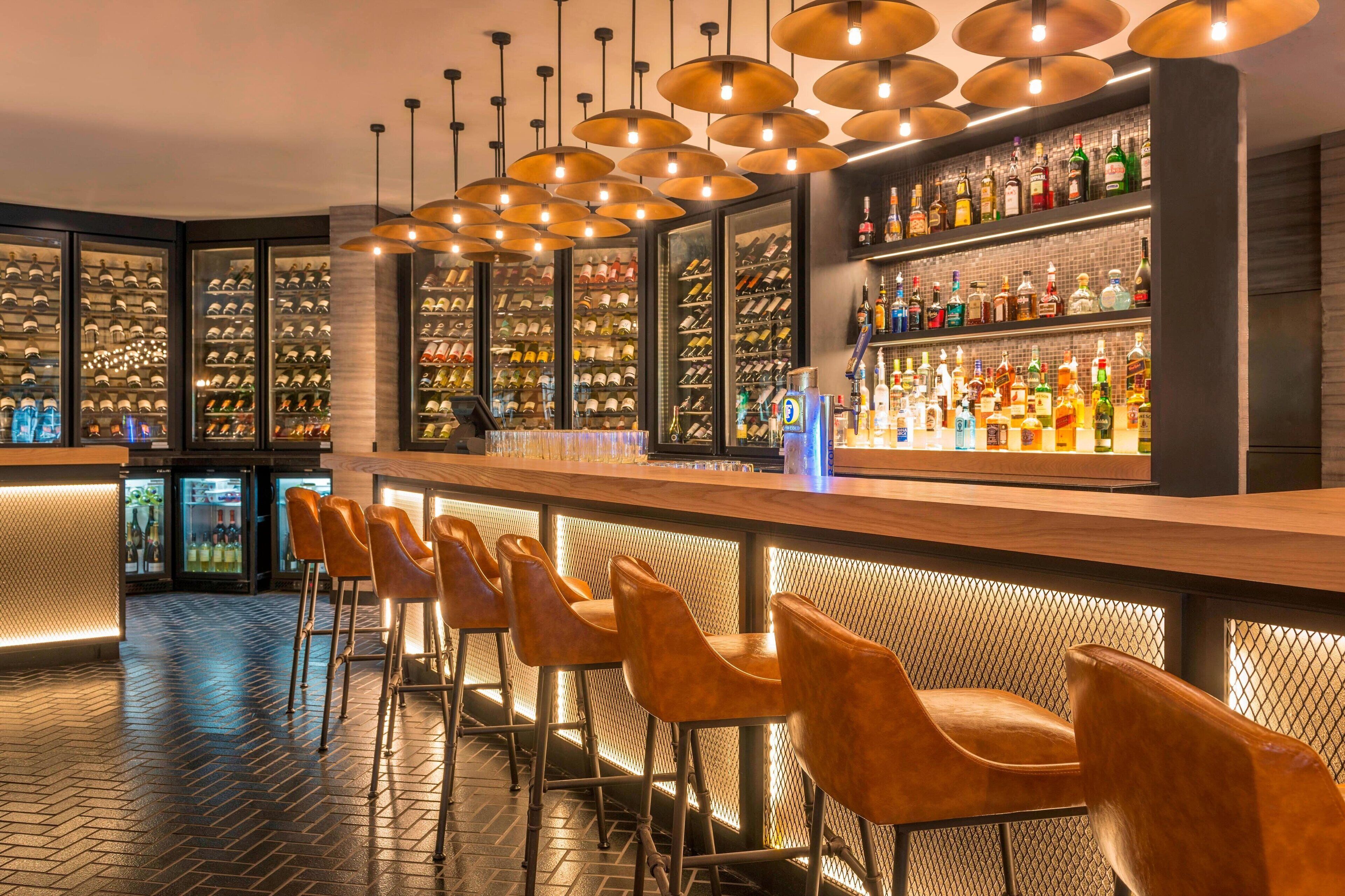 3 bares o lounges, 2 bares en la alberca, 4 bares junto a la alberca 