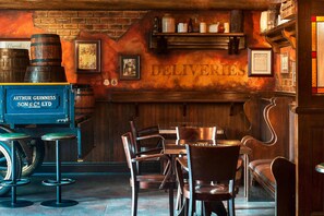 18 restaurants, breakfast, lunch, dinner served; international cuisine