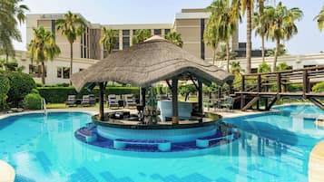 5 piscinas externas, funciona das 5h30 às 22h, guarda-sóis