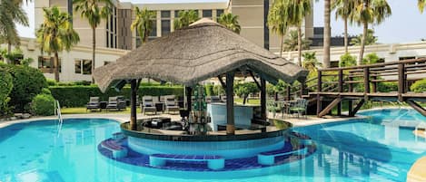5 piscines extérieures, parasols de plage, chaises longues