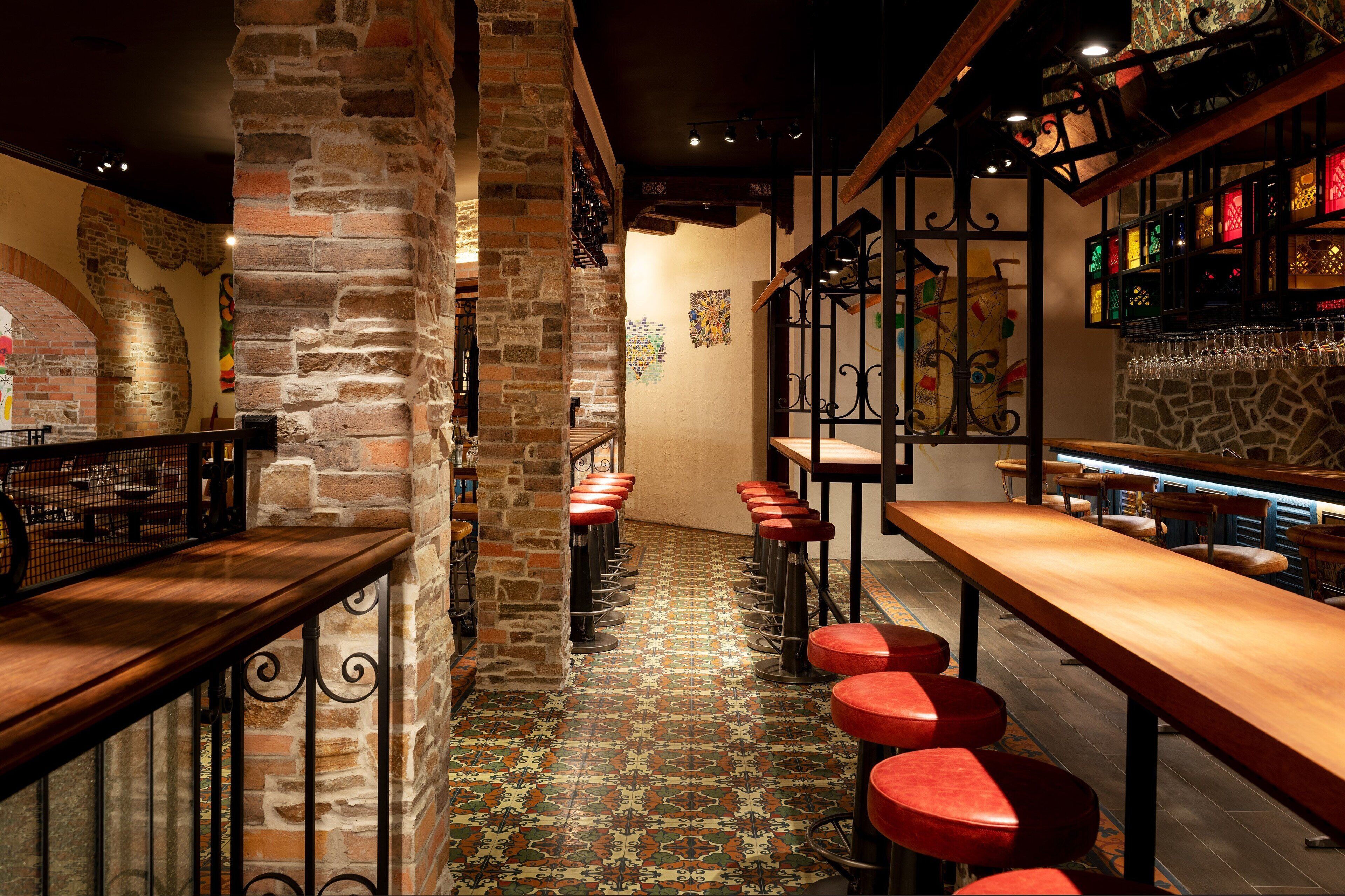 18 restaurants, breakfast, lunch, dinner served; international cuisine