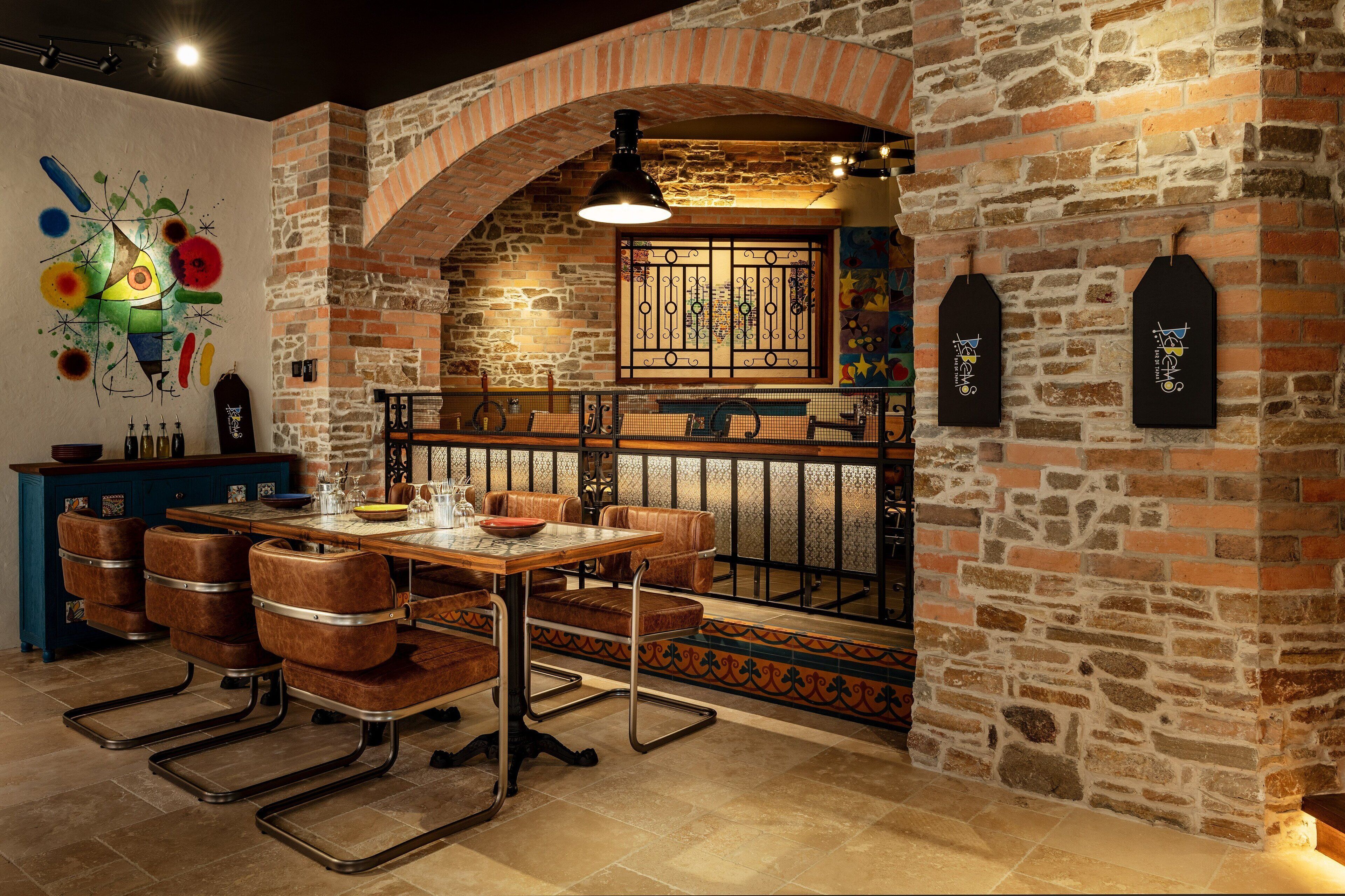 18 restaurants, breakfast, lunch, dinner served; international cuisine