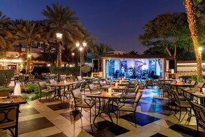 18 restaurants, breakfast, lunch, dinner served; international cuisine 