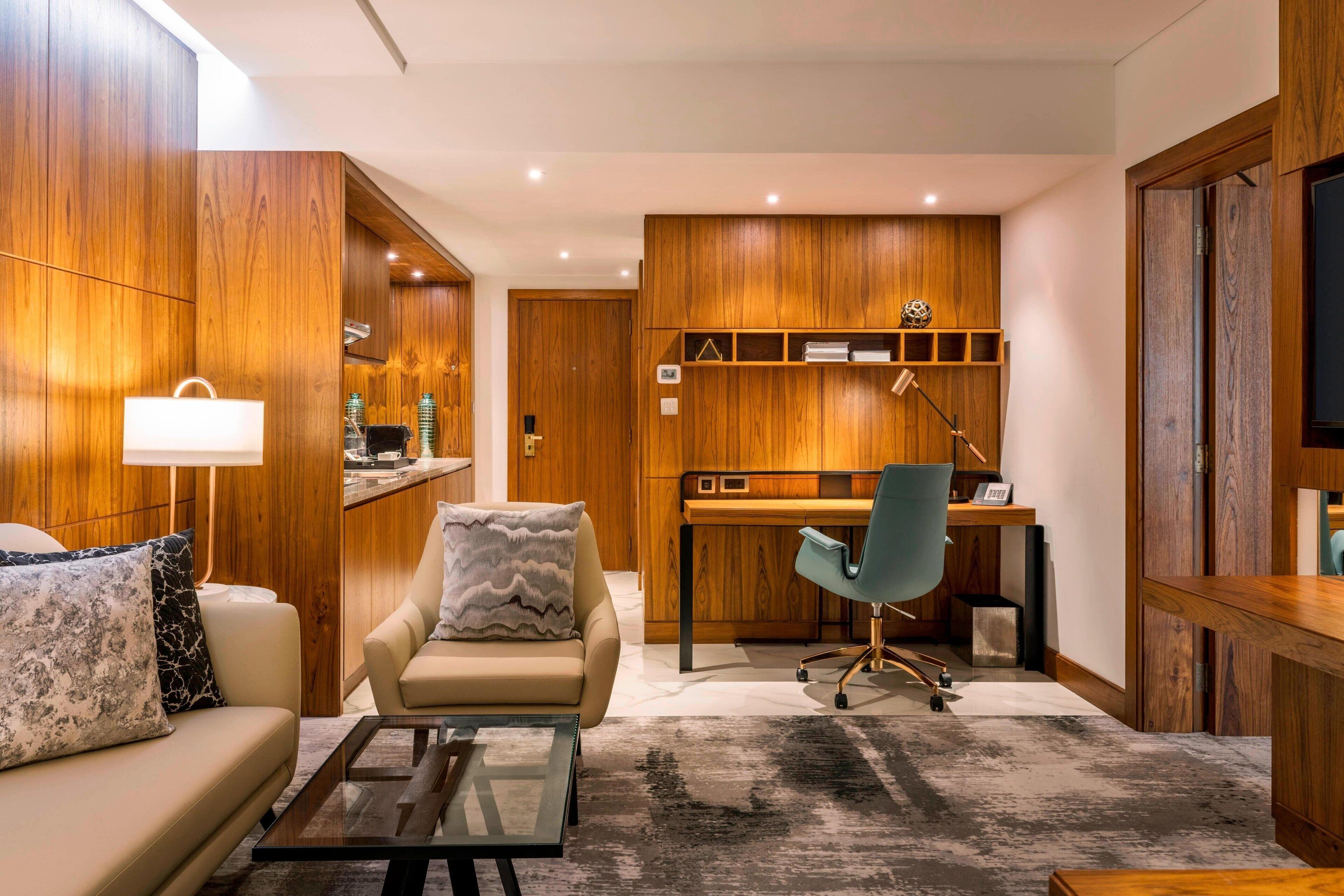 deluxe suite, 1 bedroom, non smoking | lounge | 3 bars/lounges, 2 swim-up bars, 4 poolside bars