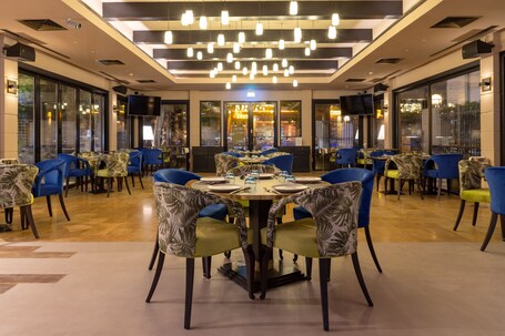 Le Meridien Dubai Hotel Conference Centre - Image 203