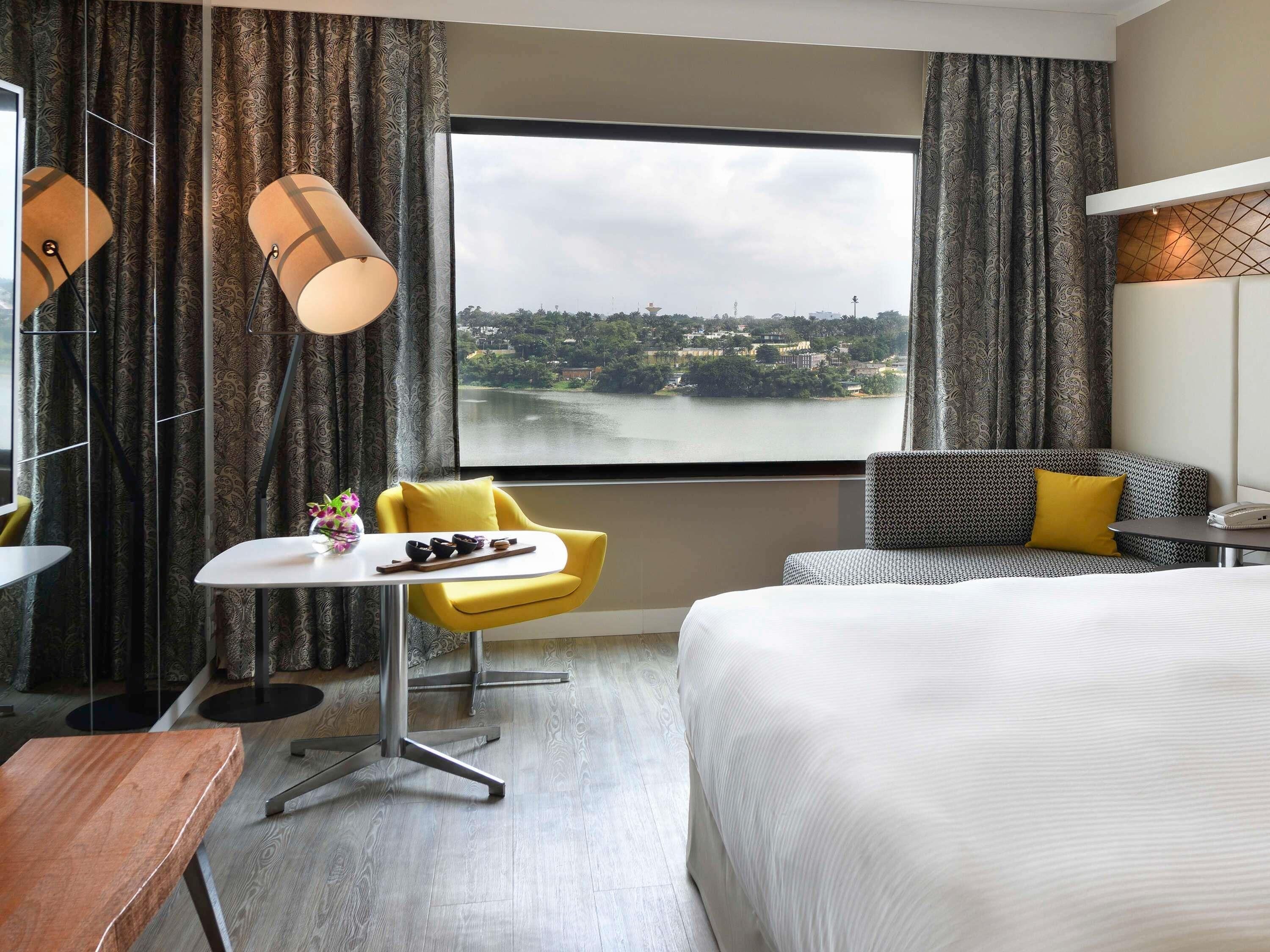 Kaliteli yatak takımı, minibar, odada kasa, masa 