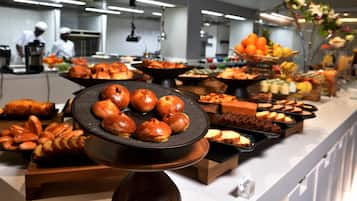 Se ofrece un desayuno bufé (31 USD por persona)