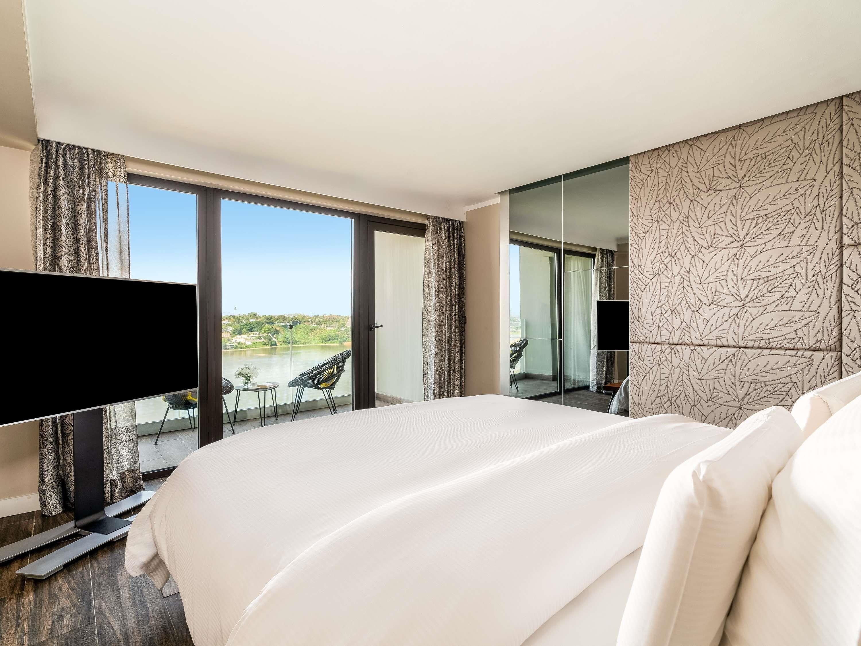 Kaliteli yatak takımı, minibar, odada kasa, masa 