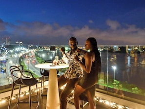 2 bars/lounges, poolside bar