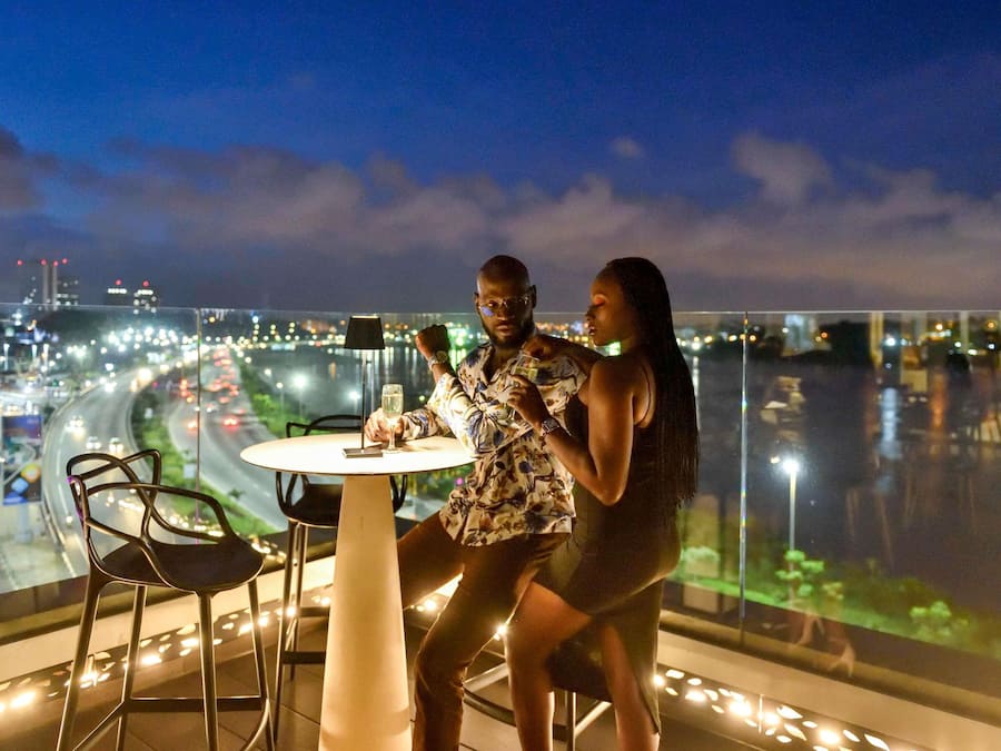 2 bars/lounges