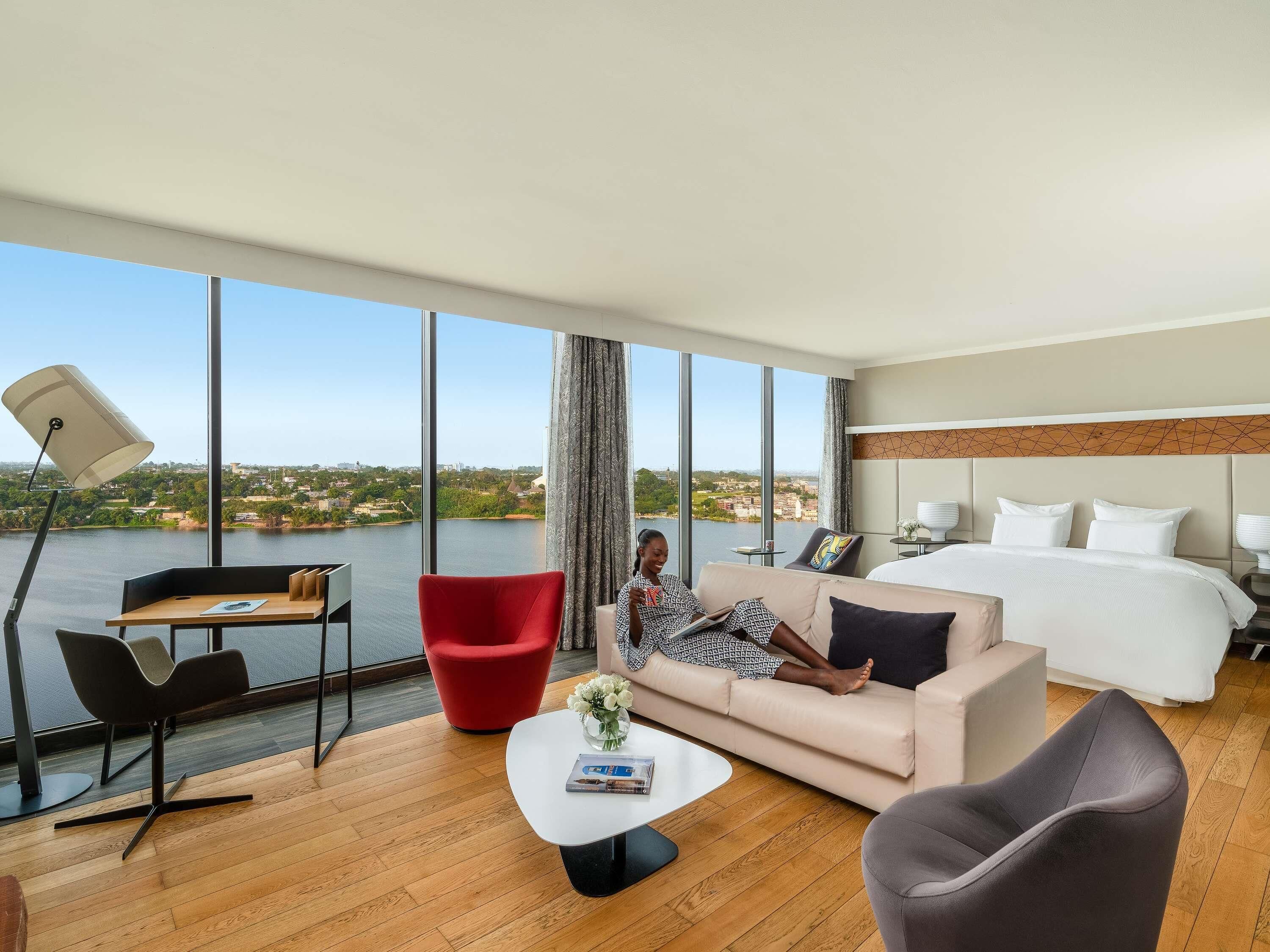 Ropa de cama de alta calidad, minibar, caja fuerte y escritorio