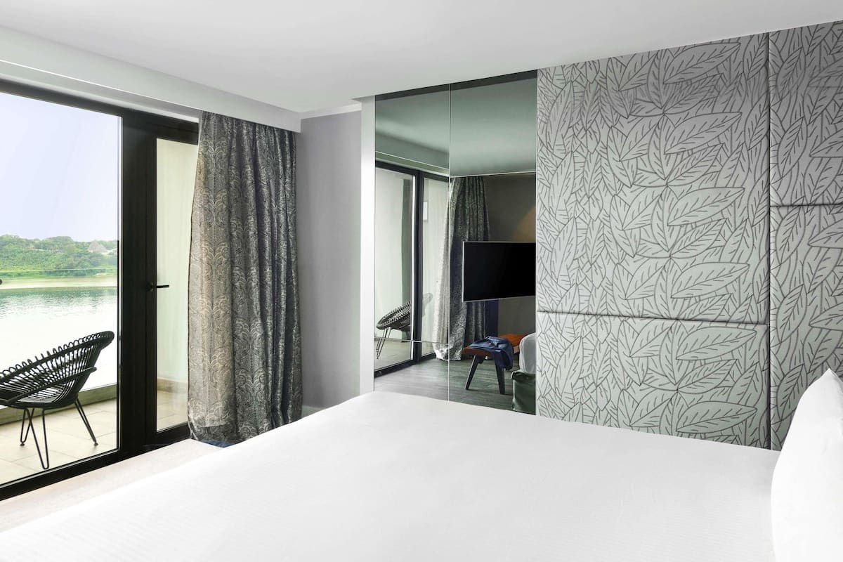 Deluxe Room, 1 King Bed, Lagoon View, Corner (Balcony) | Premium bedding, minibar, in-room safe, desk