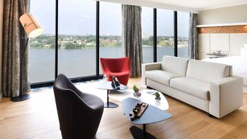 Suite – junior, 1 kingsize-seng, utsikt mot lagune | Sengetøy av topp kvalitet, minibar, safe på rommet og skrivebord