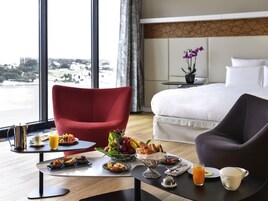 Suite junior, 1 cama de matrimonio grande, vistas a la laguna | Ropa de cama de alta calidad, minibar, caja fuerte y escritorio