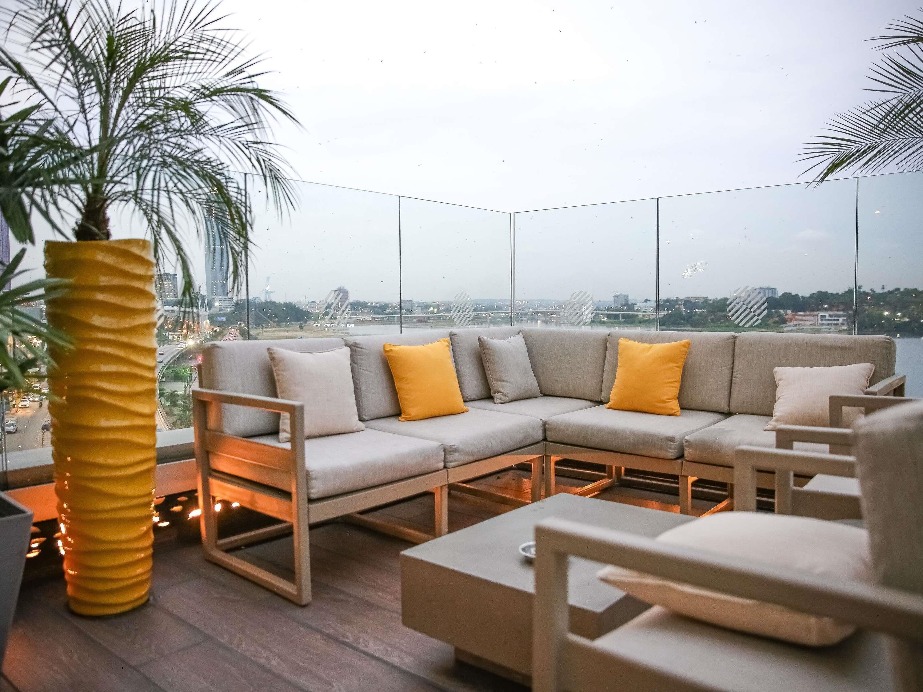 2 Bars/Lounges