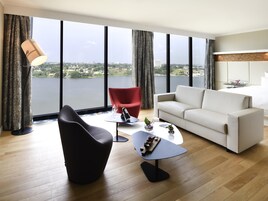 Suite junior, 1 cama de matrimonio grande, vistas a la laguna | Ropa de cama de alta calidad, minibar, caja fuerte y escritorio