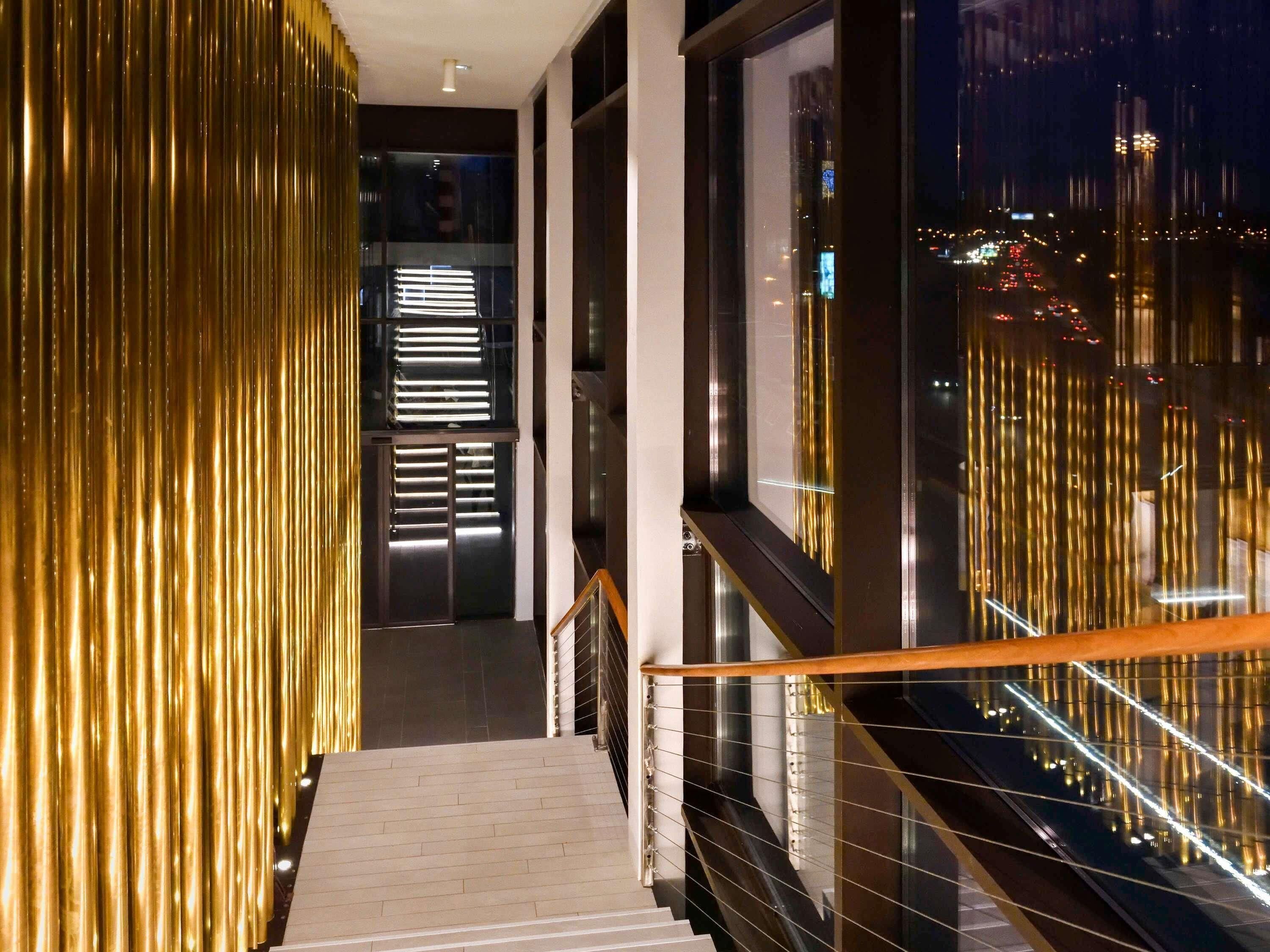 2 bars/lounges