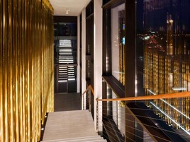 2 bares o lounges 