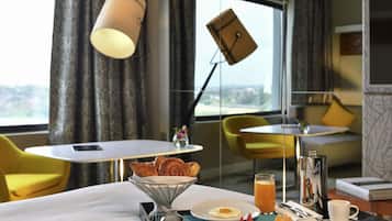 Superior Room, 1 Katil Raja (King), Lagoon View (Premium) | 12 bilik tidur, peralatan tempat tidur premium, bar mini