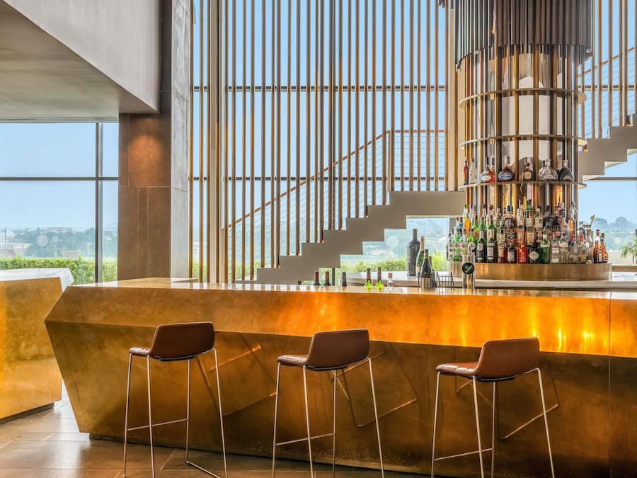 2 bars/lounges