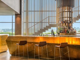 2 bars/lounges