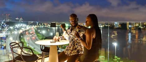 2 bars/lounges