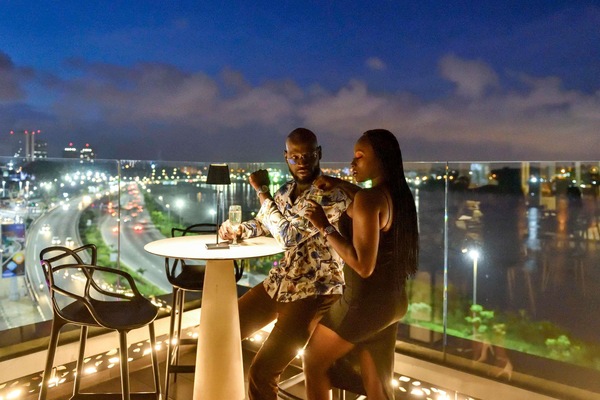 2 bars/lounges