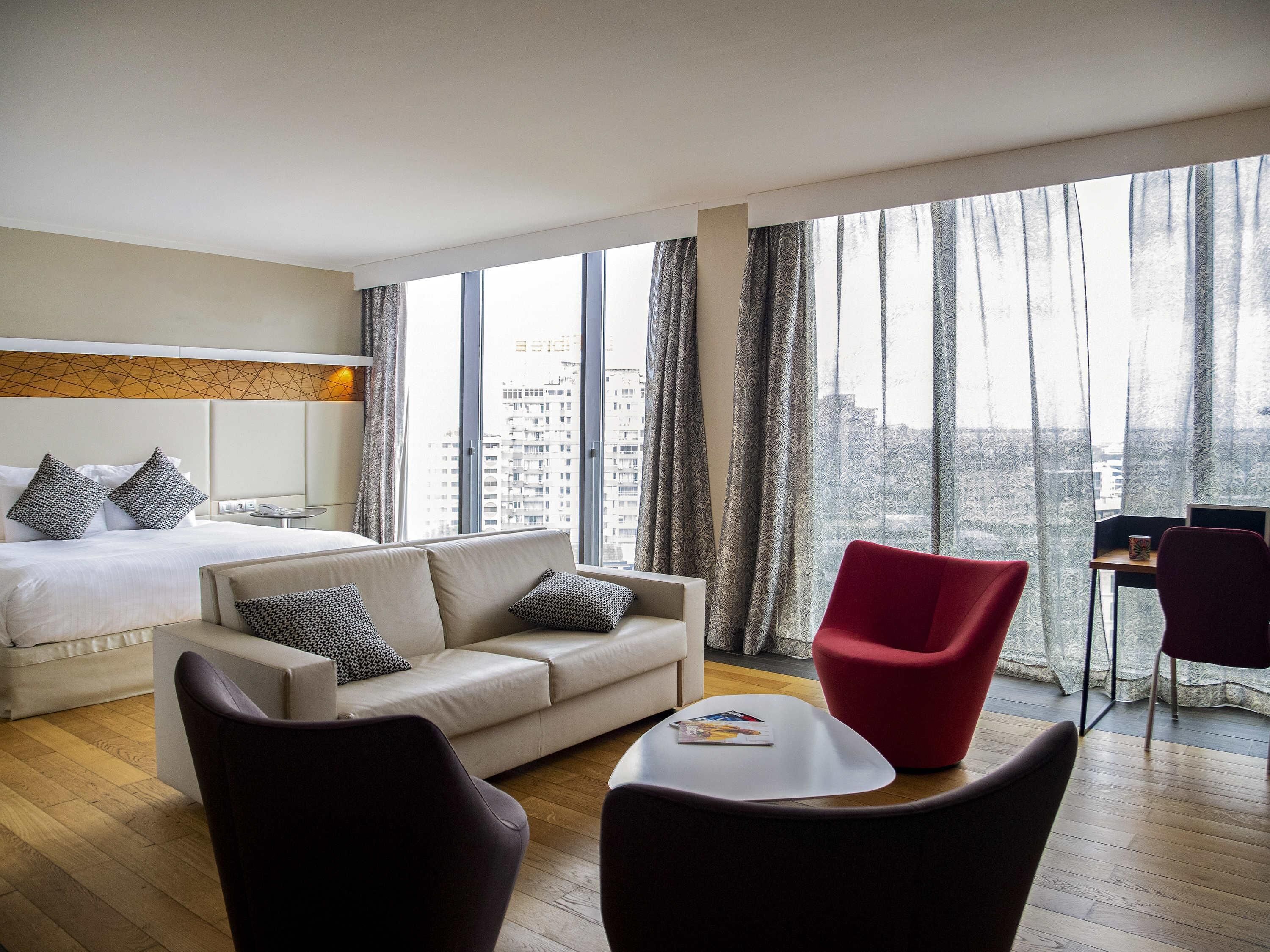 Junior Süit, 1 En Büyük (King) Boy Yatak, Şehir Manzaralı | Kaliteli yatak takımı, minibar, odada kasa, masa 