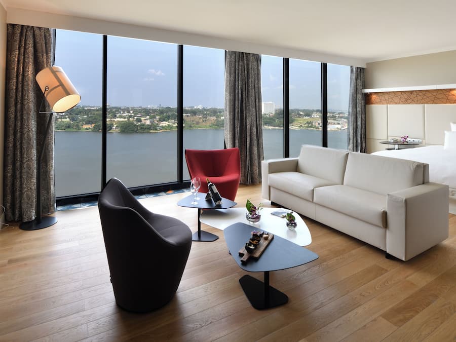 Suíte júnior, 1 cama King, vista para a lagoa | Roupas de cama premium, frigobar, cofres nos quartos, escrivaninha