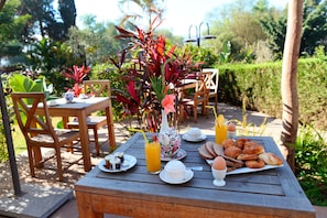 2 restaurants servant le petit-déjeuner