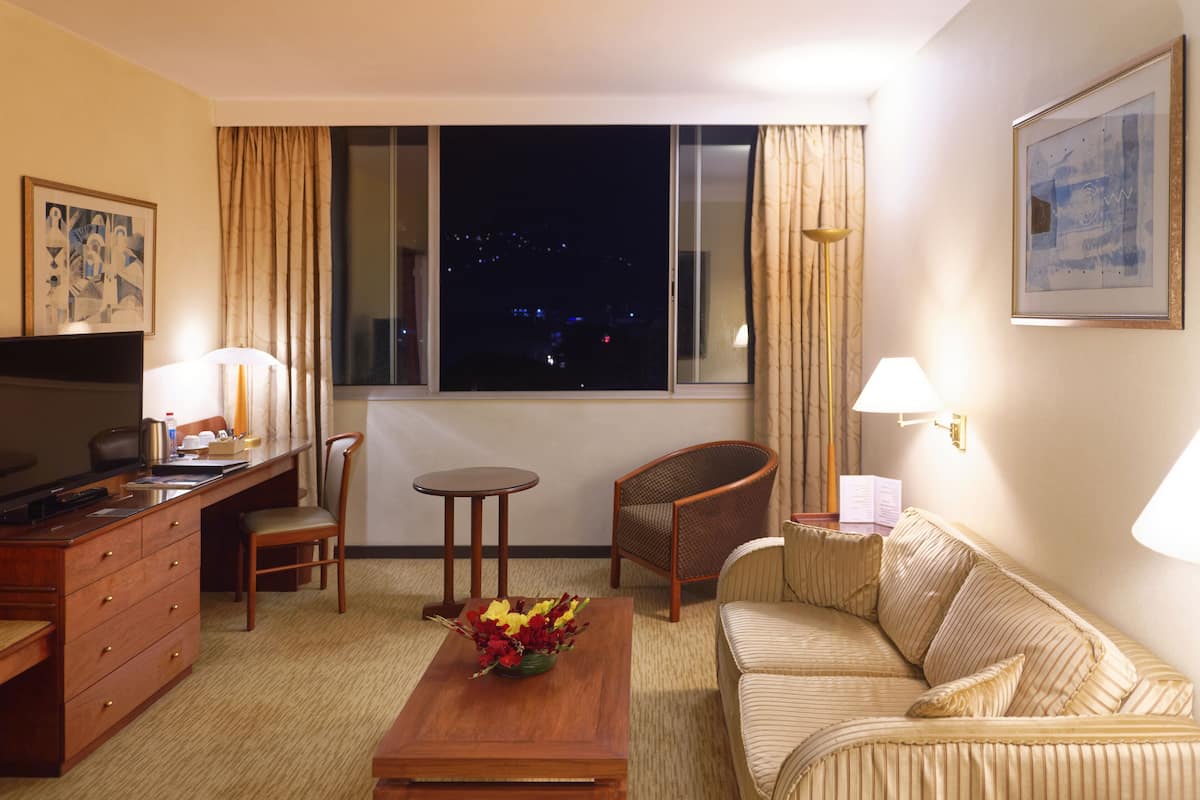 Club-Suite, Stadtblick | 1 Schlafzimmer, hochwertige Bettwaren, Minibar, Zimmersafe