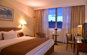 Habitación ejecutiva, vista al lago (Royal Palace) | Ropa de cama de alta calidad y minibar 