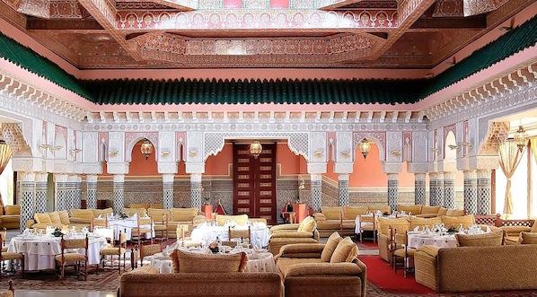 2 restaurants, servant le déjeuner et le dîner; cuisine marocaine