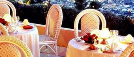 2 restaurants, serveren ontbijt, lunch, diner, Marokkaanse gerechten