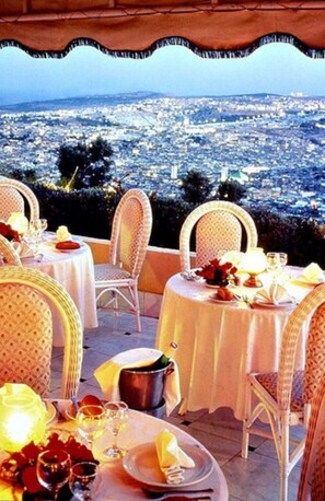 2 restaurants, servant le déjeuner et le dîner; cuisine marocaine