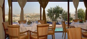 2 間餐廳；供應早餐、午餐、晚餐；摩洛哥菜