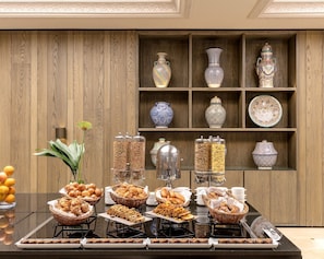 Daily buffet breakfast (MAD 350 per person)